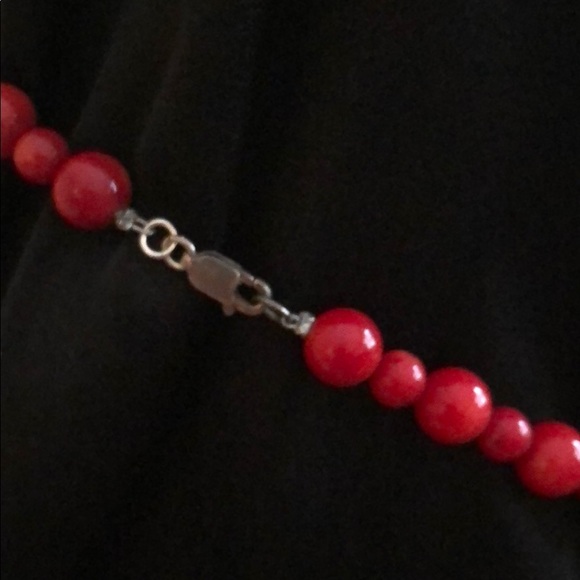 Red Beaded necklace - Picture 4 of 6